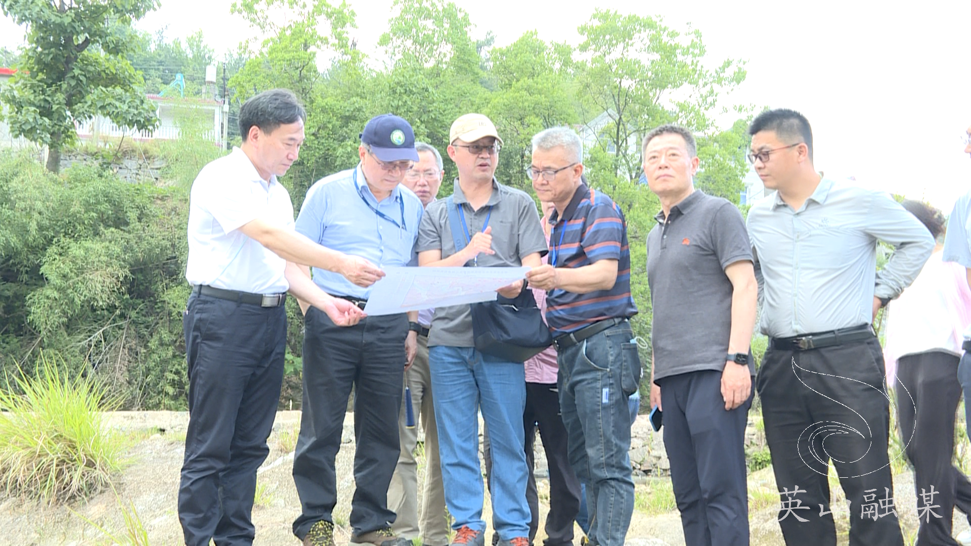 地質(zhì)大學(xué)深入地?zé)峥辈椋⊥跹嫘略菏繋ш?duì)調(diào)研指導(dǎo)英山深部高溫地?zé)豳Y源勘探項(xiàng)目